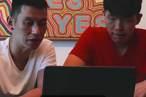 小杨听得非常仔细！林书豪通过录像分析，指导杨瀚森很多比赛细节